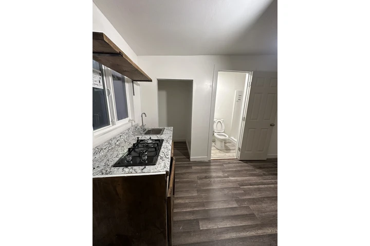 $1100 : Cuarto en Renta (Los Angeles) image 1