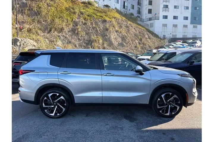 $25388 : Mitsubishi Outlander 2024 AW image 7