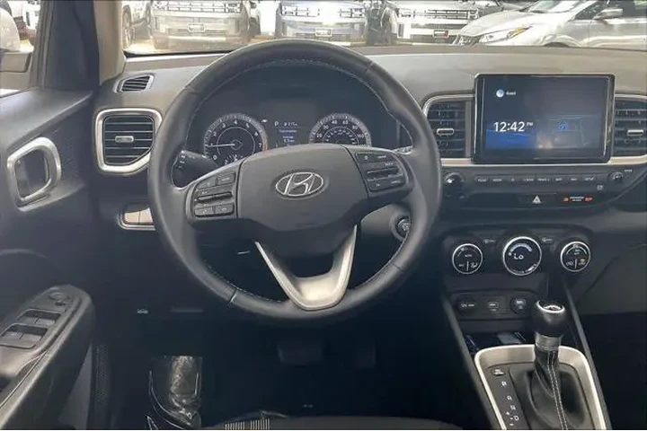 $16212 : Hyundai VENUE 2021 SEL 4dr C image 6