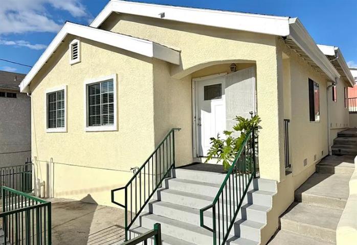 $2400 : Beautiful 3 Bed house  rent image 1