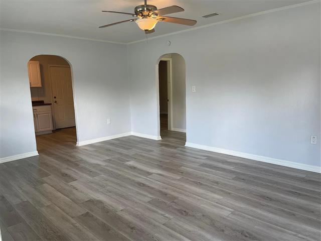 $800 : Freshly updated 2 Bedroom 1 Ba image 2