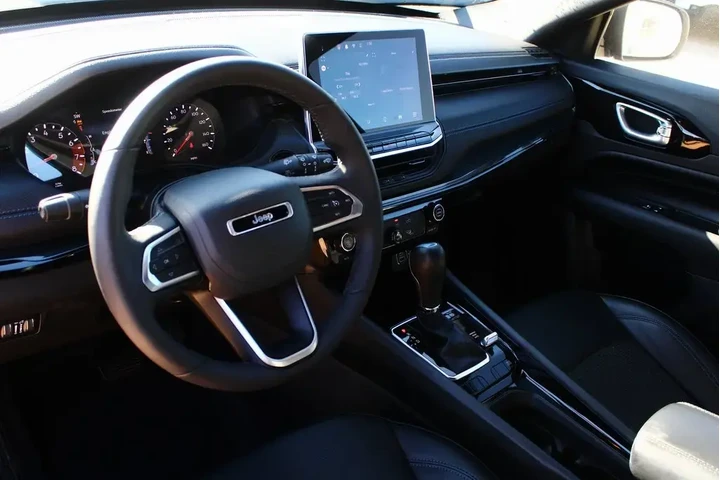 $23112 : Jeep Compass 2025 4x4 Latitu image 2