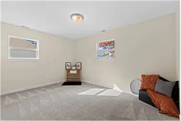 $700 : Rental property with 2 bedro image 7