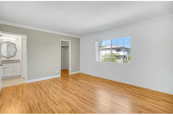 $1950 : 2 Bedroom Apt in Koreatown, LA image 6