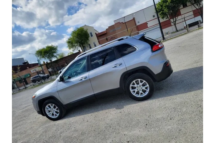 $7999 : 2017 Cherokee Latitude image 5