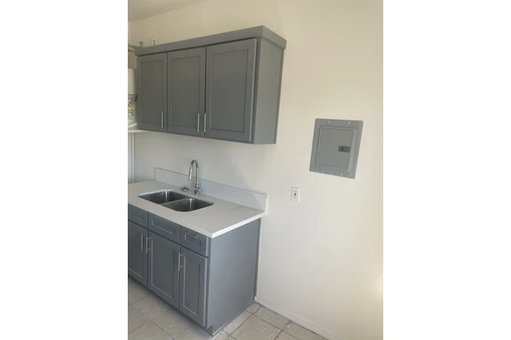 $1695 : Boyle Heights 1 recamara image 2