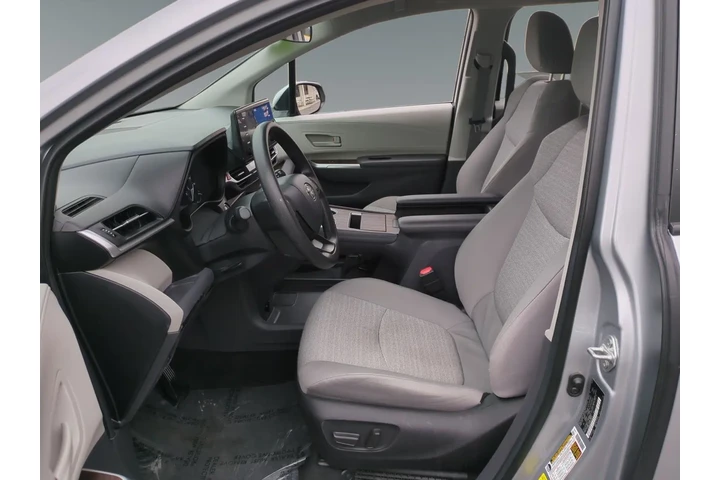 $39748 : Toyota Sienna 2024 LE 8-Pass image 9