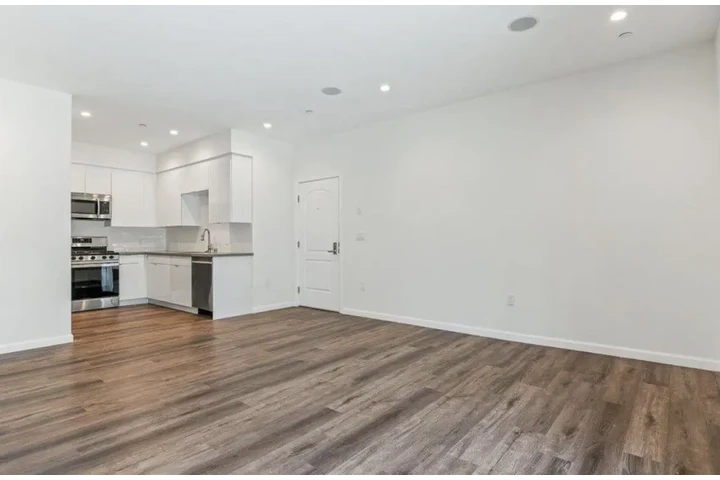$1900 : 2-BED 2BATH APT IN CENTRAL LA image 2