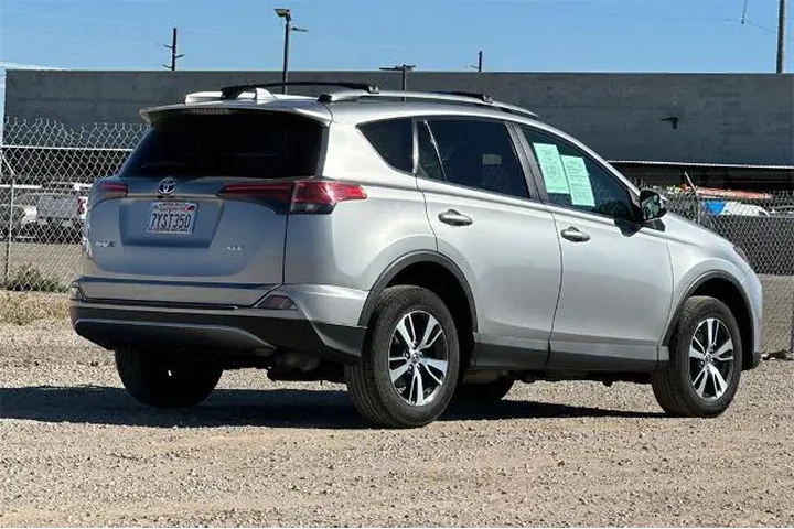 $20500 : Toyota RAV4 2017 XLE 4dr SUV image 4