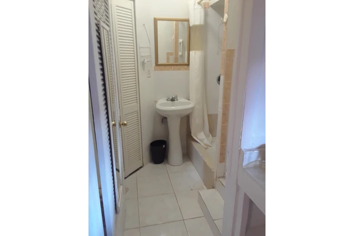 $1300 : Efficiency/studio 1 persona image 2