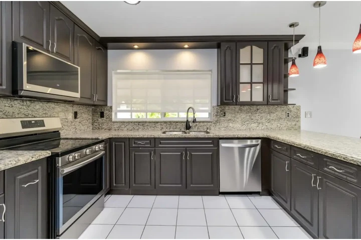 $2500 : 3Bed Home available in Miami image 4