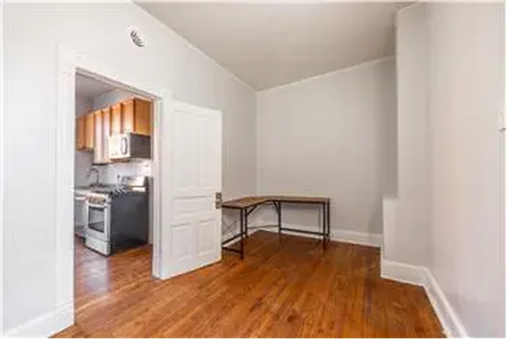 $1985 : Rental property with 2 bedro image 5