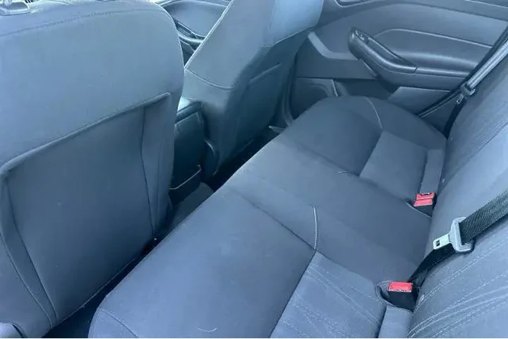 $5995 : Ford Focus 2018 SE 4dr Sedan image 4