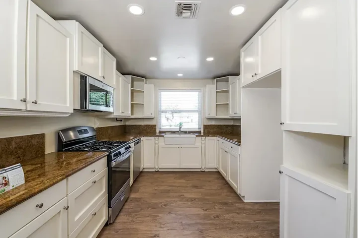 $2450 : Available 3Bed 2Bat in LA image 2