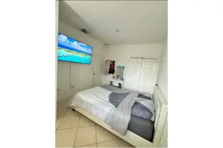 $1100 : RENTA HABITACION DORAL (DAMA) image 2