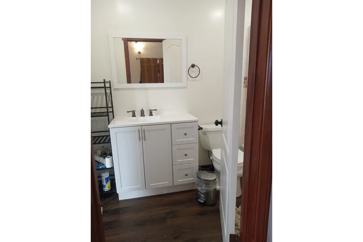 $1100 : Se renta recamara image 5