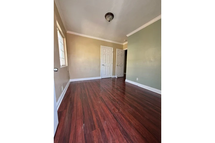 $2000 : CASITA EN RENTA EN COMPTON image 2