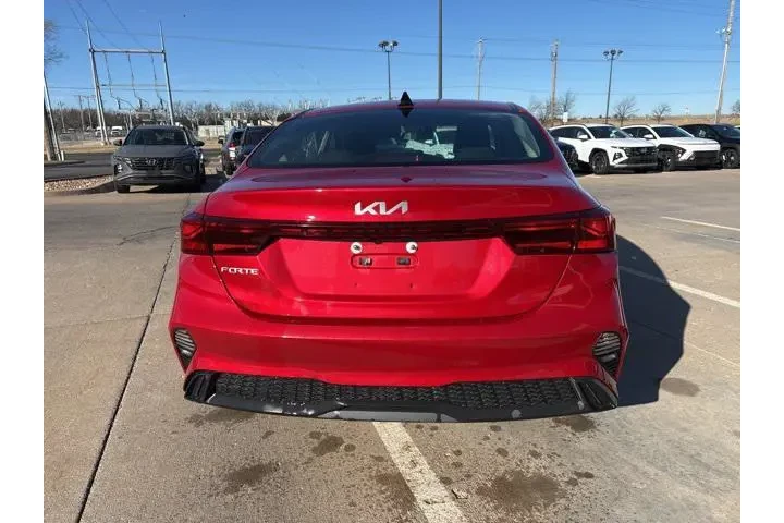$17498 : Kia Forte 2024 LXS 4dr Sedan image 5