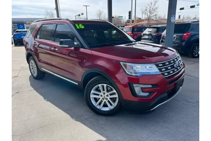 2016 Explorer XLT FWD image 3