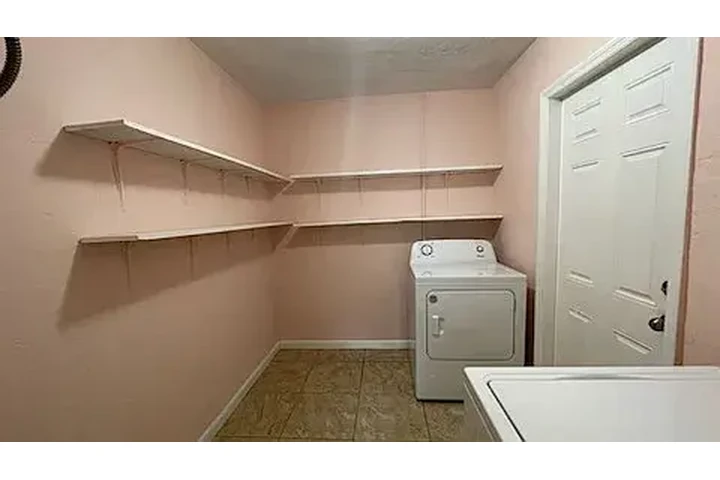 $800 : This 2 bedroom, 1-bathroom image 3