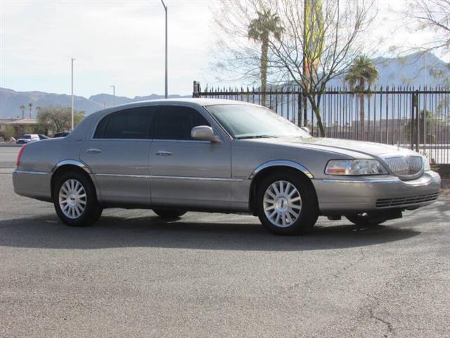 $6995 : 2004 Town Car Signature image 2