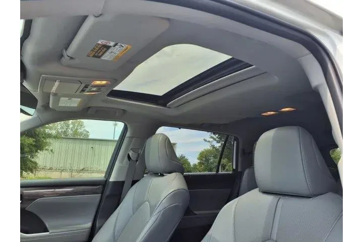 $35403 : Toyota Highlander 2023 L 4dr image 3