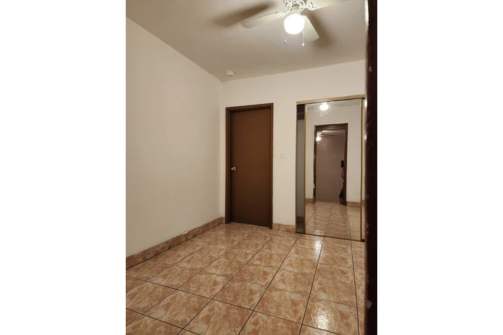 $1400 : Cuarto en Huntongton Park image 2
