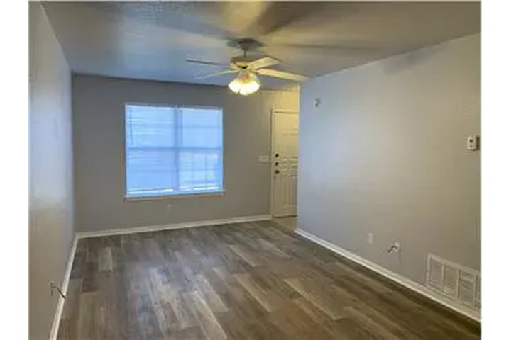 $800 : Rental property with 2 bedro image 4