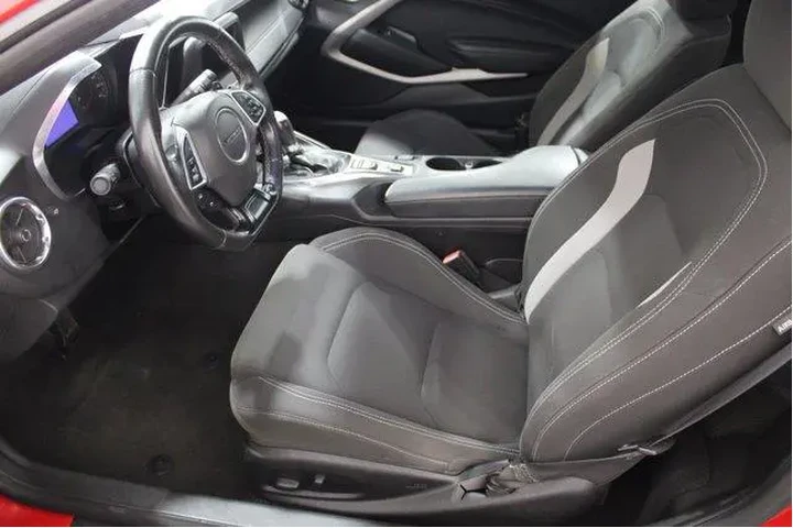 $24988 : Chevrolet Camaro 2020 LT 2dr image 5