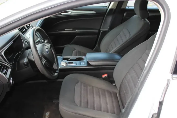 2019 Fusion Hybrid SE image 10