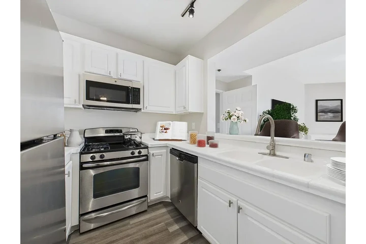 $2300 : Modern 2bed 1bath available image 2