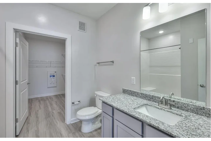 $1000 : Comfortable & Budget-Friendly image 5