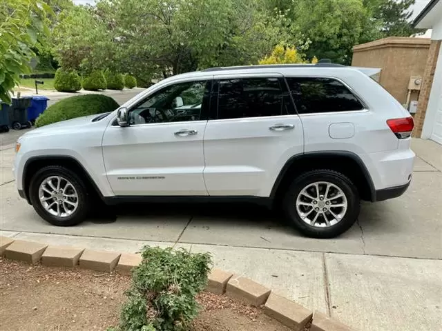 $8000 : 2015 Grand Cherokee Limited image 4