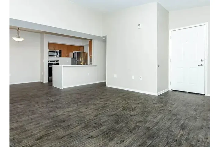 $1250 : Beautiful 3bedroom Apt in NV image 4