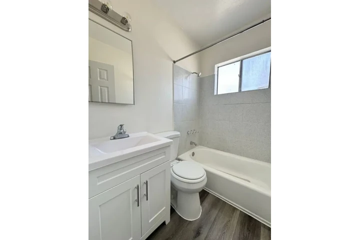 $1300 : Luxury apartment image 2