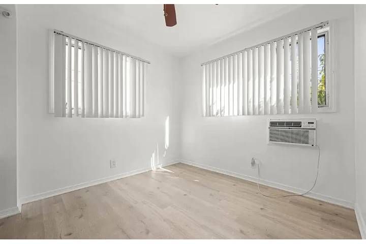 $3712 : 3 bedroom apartment available image 4