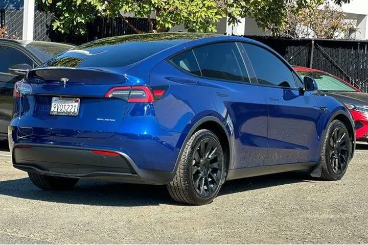 $27309 : Tesla Model Y 2021 AWD Long image 4