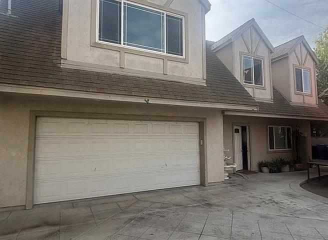 $2050 : Stunning Two story 3 bedroom 3 image 1