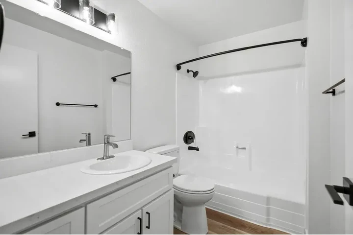 $1000 : Studio 1-Bed and 1-Bath image 6