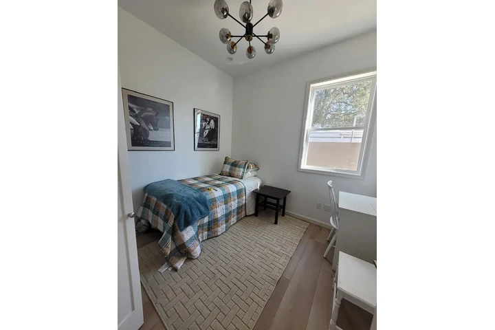 $3150 : 3 bedroom house available image 6