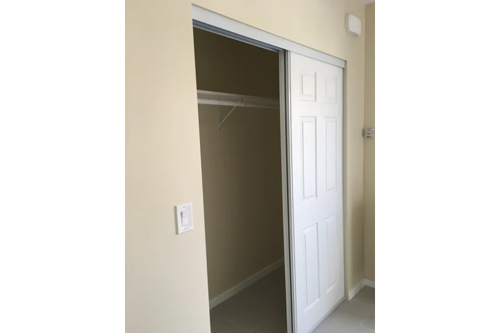 $1450 : Single in Los Angeles image 3