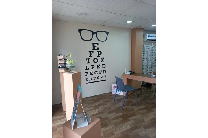 SE ALQUILA OPTICA AL NORTE image 1