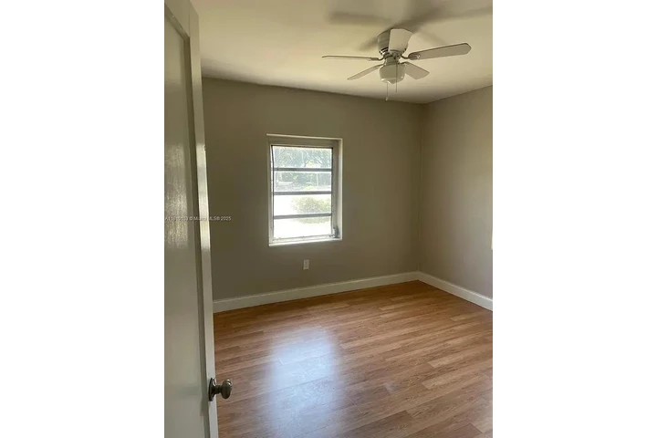 $800 : Nice Home...Miami FL image 4