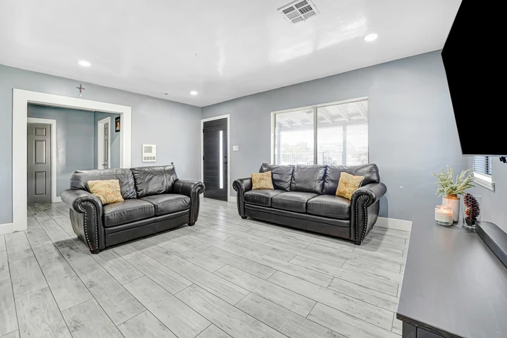$950000 : JUST MINUTES FROM BURBANK!! image 2