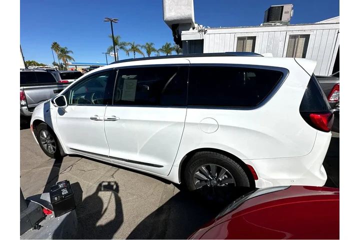 $28777 : 2020 Pacifica Hybrid Limited image 4