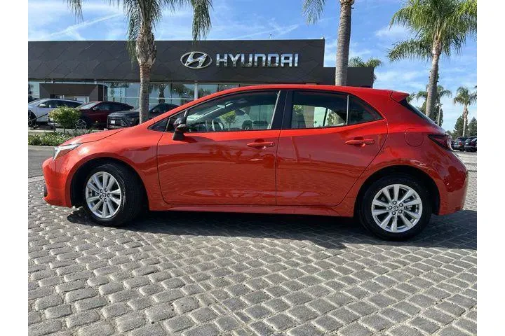 $26995 : Toyota Corolla Hatchback 202 image 9