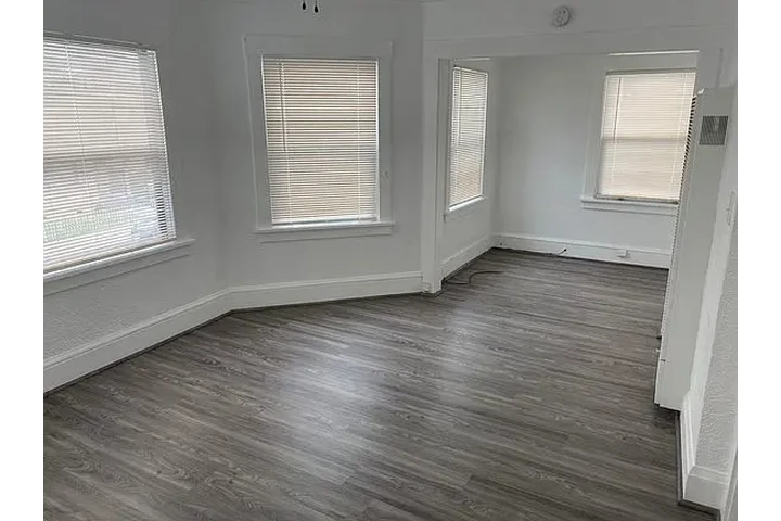 $1050 : Bell Gardens CA en buen estado image 7