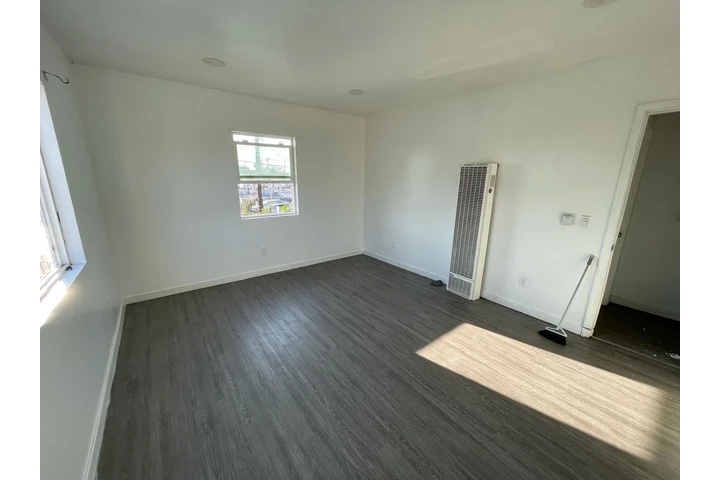 $1250 : Se renta cuarto súper amplio image 1