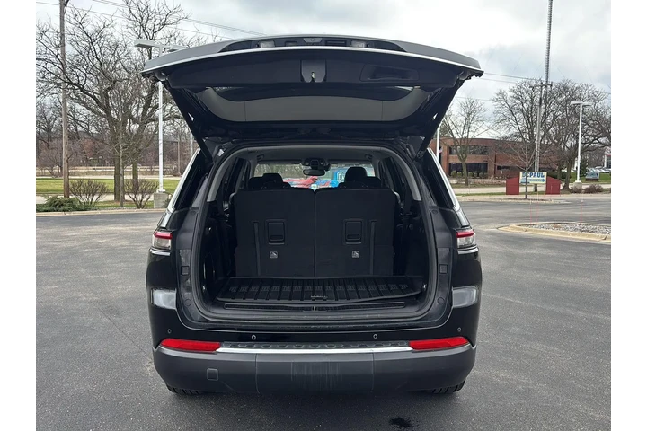 $30679 : 2023 Grand Cherokee L Limited image 6