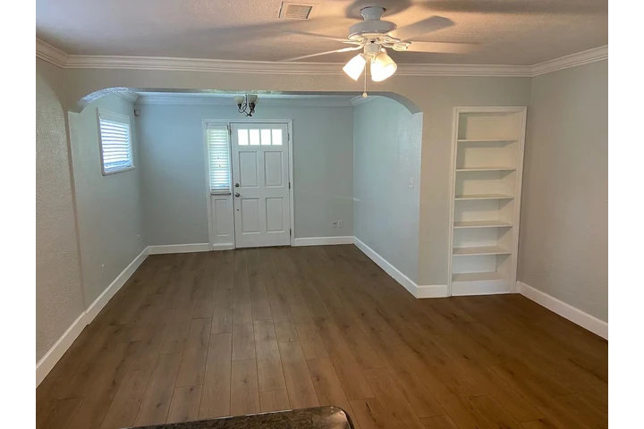 $900 : Spacious 2X2 with fresh ! image 2
